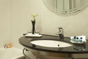 The Bull Hotel; Sure Hotel Collection by Best Western - Bathroom
