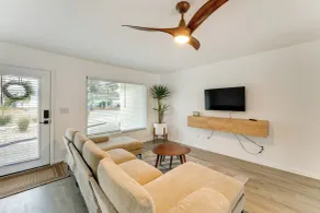 Nokomis Home w/ Screened Pool, 3 Mi to Beaches! - Innenbereich