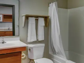 WoodSpring Suites Chicago Darien - Badrum
