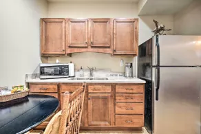 Boonsboro Studio w/ Wood-Burning Fire Pit! - Interiör