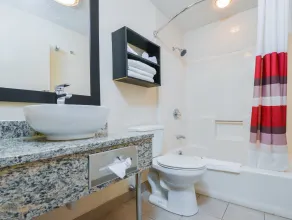 Red Roof Inn PLUS+ & Suites Guilford - Salle de bain