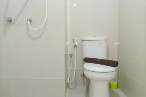 Minimalist and Comfort Studio Podomoro City Deli Medan Apartment By Travelio - Baño