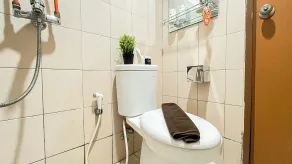 Neat Studio Room At Tifolia Apartment - Badrum