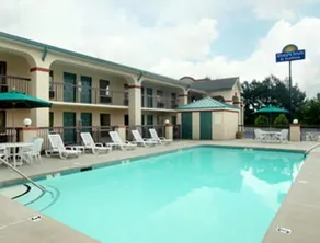 Days Inn & Suites by Wyndham Columbia Airport - Piscine