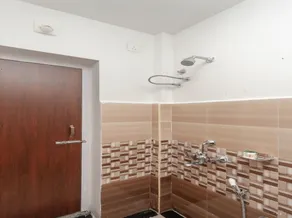 Capital O Srinivasa Residency - Bathroom