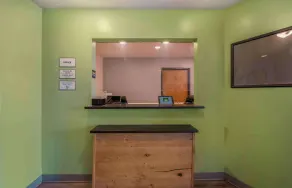WoodSpring Suites Springdale - Hall