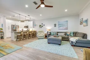 Airy Coastal Casa on Park: 6 Mi to Honeymoon Isle! - Interiör