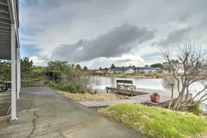 Canal-Front Vacation Rental in Ocean Shores - Intérieur