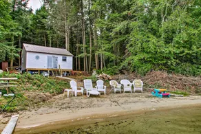 Hartford Cottage w/ Private Beach on Bear Pond! - Innvendig