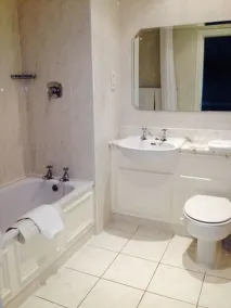 Tralee Benners Hotel - Bathroom