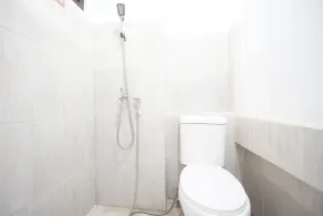 Blessings Homestay RedPartner near Stasiun Kediri - Bathroom