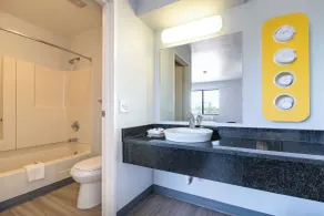 Motel 6-Rolling Meadows, IL - Chicago Northwest - Bathroom