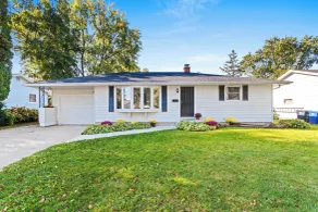 3 Blocks to Lambeau Field! Bright Home w/ Yard - Interiör