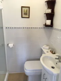 Trumbles Gatwick B&B, Peaceful Stay with Parking & Easy Airport Access - Bathroom