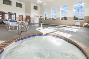 Howard Johnson Hotel & Suites by Wyndham Oacoma - Piscine