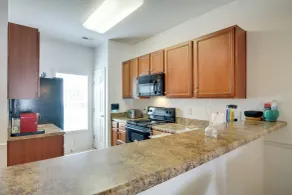 Inviting High Point Townhome with Patio + Privacy! - Innenbereich