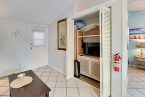 1 Mi to Nokomis Beach: Quiet Getaway w/ Fire Pit - Parte interna