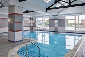 Holiday Inn Ellesmere Port/Cheshire Oaks by IHG - Piscina
