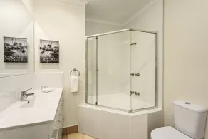 MainStay Suites Townsville - Bathroom