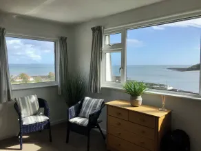 Sea Spirit - Sweeping Sea Views first floor spacious modern apartment in Looe- with FREE parking! - Chambre