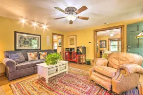 Rustic-yet-cozy Cabin w/ Patio, 12 Mi to Asheville - Innenbereich
