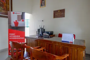 RedDoorz near Stadion 45 Karanganyar - Reception