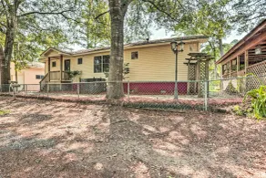 Sues Camp w/ Caddo Lake Access & Dock! - Interiør