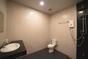 OYO 465 Krung Kao Traveller Lodge - Bathroom