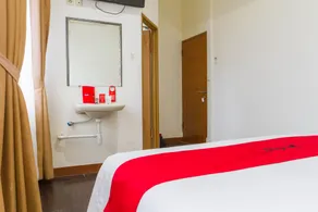 RedDoorz Plus at Amalio Hotel Surapati - Room