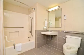 Travelodge by Wyndham Absecon Atlantic City - Bathroom