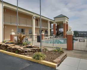 Quality Inn & Suites Clarksville - Piscina