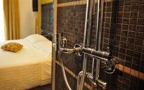 Hotel In - Lounge Room - Rum