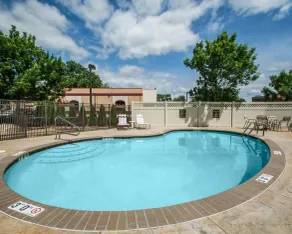Quality Inn & Suites NJ State Capital Area - Piscine