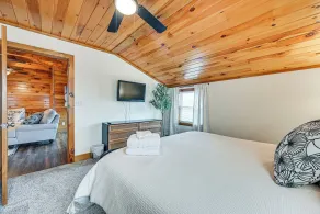 Private Hot Tub, Arcade Game: Bee Spring Cabin - Interni