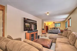 Spacious Kalama Studio w/ Riverfront Deck! - Rum