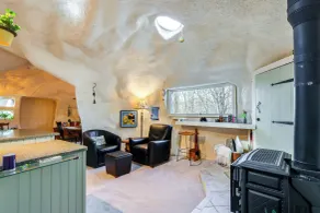 < 6 Mi to Arlington: 'whimsical Stone Abode!' - Innvendig