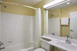 Microtel Inn & Suites by Wyndham Baton Rouge - Casa de banho