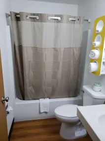 Motel 6-Sedalia, MO - Bathroom