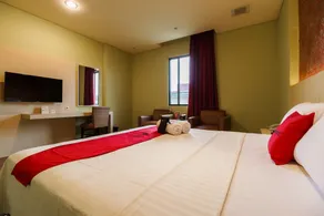 RedDoorz Plus near Dunia Fantasi Ancol - Room