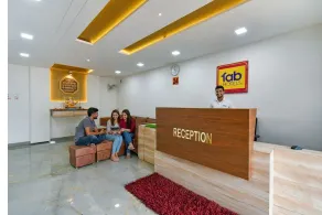 FabHotel Tiru Rooms - Resepsjon