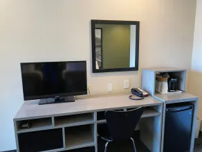 Super 8 by Wyndham Monterey - Chambre