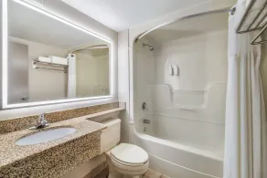 Days Inn by Wyndham Geneva/Finger Lakes - Badrum