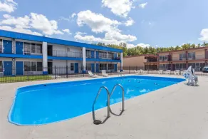 Days Inn by Wyndham Seymour - Piscine