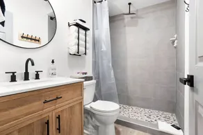 South Bay Inn - Bathroom