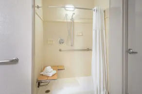 Ramada by Wyndham Cumberland Downtown - Salle de bain