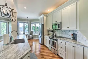 Walk to Lake: Middlefield Home w/ Fire Pit - Interiør