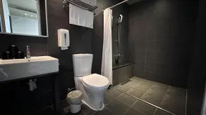 Kiwi Express Hotel-Taichung Station II - Bathroom