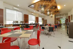 RedDoorz Plus near Pantai Losari - Restaurant