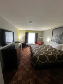 Super 8 by Wyndham Lake of the Ozarks - Room