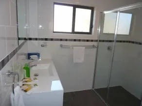 Garden of Eden Caravan Park - Bathroom